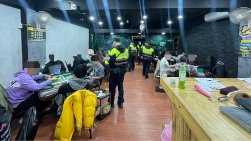 大學旁暗藏麻將聚賭 警逮31賭客竟有12名大學生!狂打電話籌9千罰款