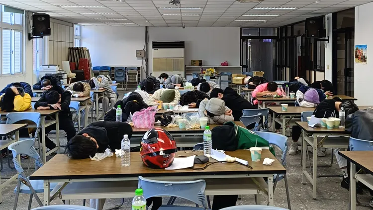 賭博遭逮的31名賭客被帶回警局。淡水警分局提供