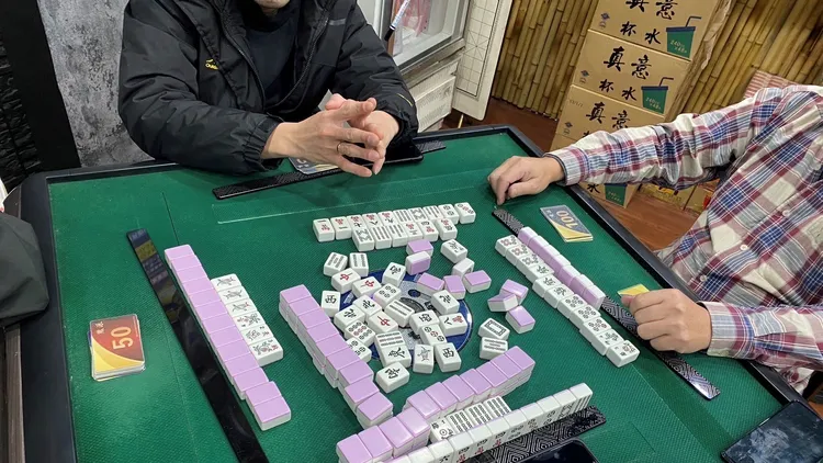 警方查獲正在賭博的31名賭客。淡水警分局提供