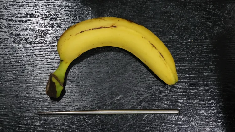 男子在陰莖尿道塞進筷子自慰，卻發生刺傷尿道、解尿如刀割的傷害。示意畫面