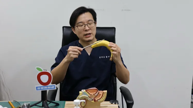蘇信豪醫師以香蕉、筷子示意說明，塞異物進尿道，易在中段轉彎處刺傷尿道。讀者提供