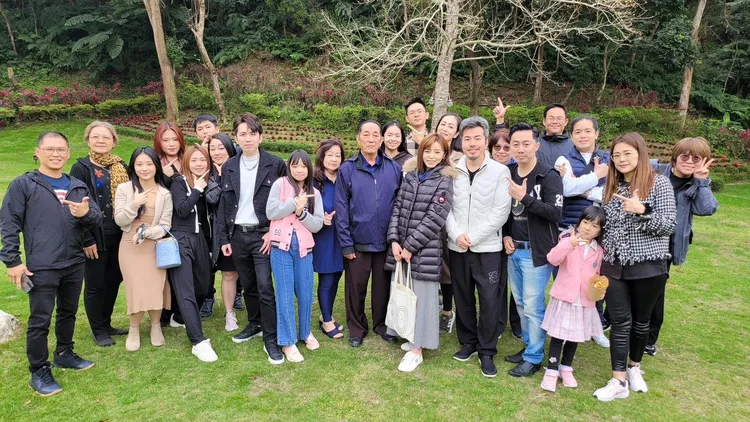 王瞳和蔡家人一塊到天品山莊看艾成。翻攝王瞳臉書