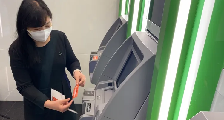 有些銀行已開始在ATM貼上普發現金的貼紙。國泰世華銀行提供
