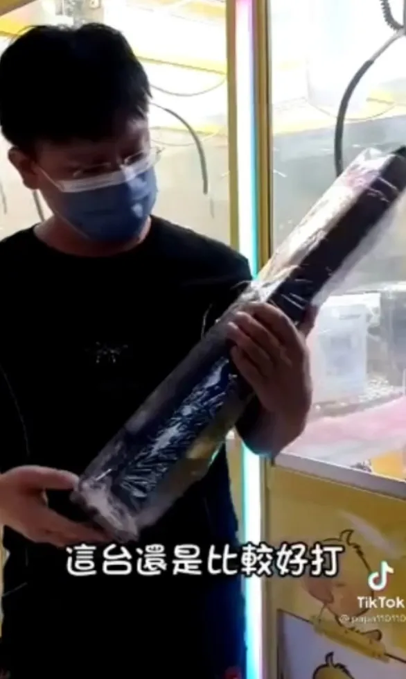 3C產品絕不放過，不愧是夾娃娃高手。TikTok@papa110110 提供
