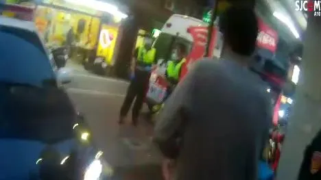 警方帶受傷的李男上救護車。土城警分局提供