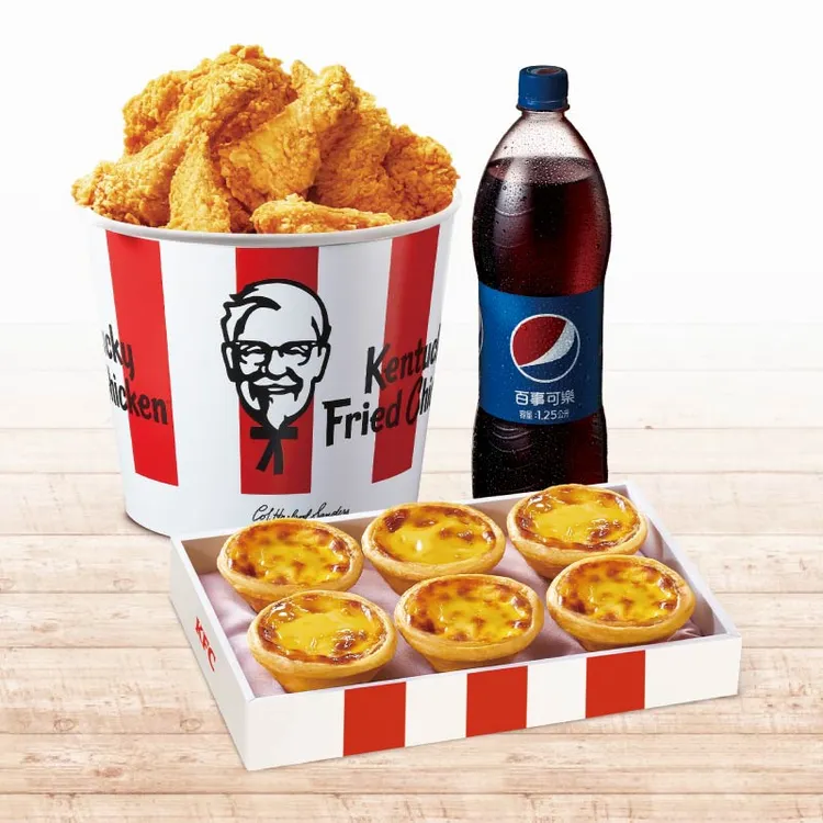 肯德基「療癒雞蛋桶餐」包含咔啦脆雞x6+原味蛋撻x6+百事可樂(瓶)x1，折扣下殺55折，只要399元就能享受鹹甜雙重滋味。業者提供