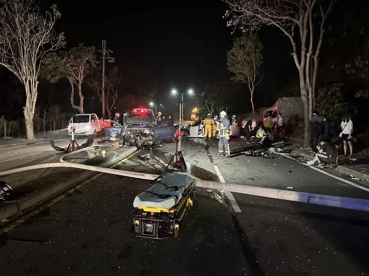 救護人員備妥擔架，現場滿目瘡痍。民眾提供