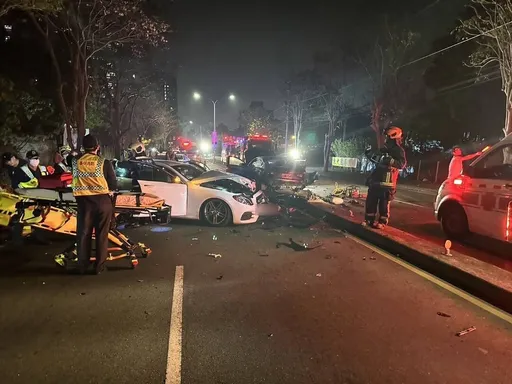 台中轎車撞路燈再衝過分隔島　狠撞對向賓士車釀9傷！驚悚影片曝光