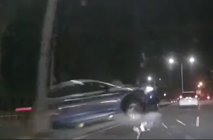 現代自小客衝上分隔島，撞擊賓士車瞬間，怵目驚心。讀者提供