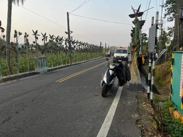 劉男被發現在水溝時，停在路旁機車引擎仍持續發動中。翻攝畫面