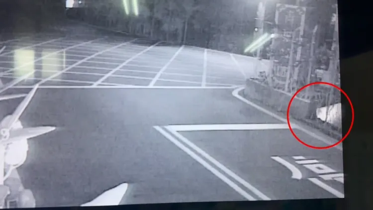 水溝內出現頭燈光源，後續均未見死者蹤影。翻攝畫面