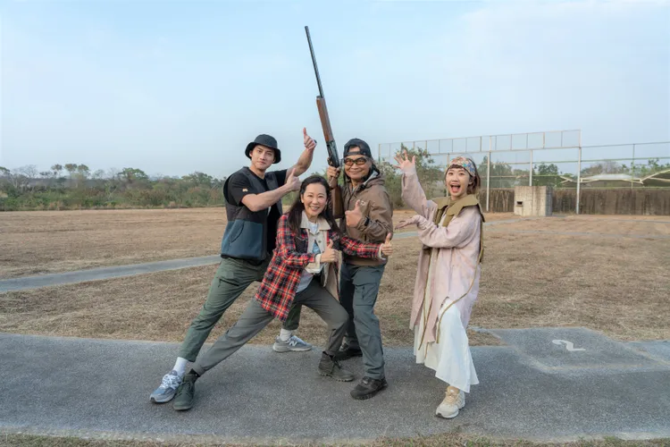 范少勳(左起)、況明潔、沈文程、Lulu四人都是第一次體驗打靶射擊。 (1)