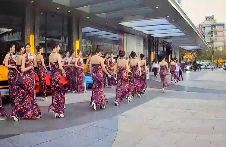 明仁會高調舉行辦春酒，找來身穿旗袍的爆乳禮賓小姐做桌邊服務。翻攝畫面