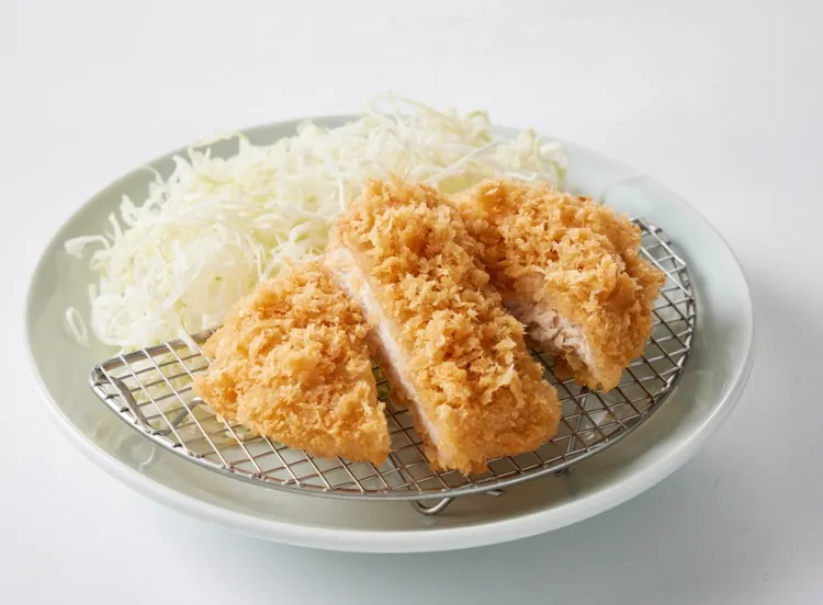 4月底前至「品田牧場」不分平假日，出示王品瘋美食APP優惠券，消費2客套餐免費贈「金賞腰內豬排」1份。業者提供