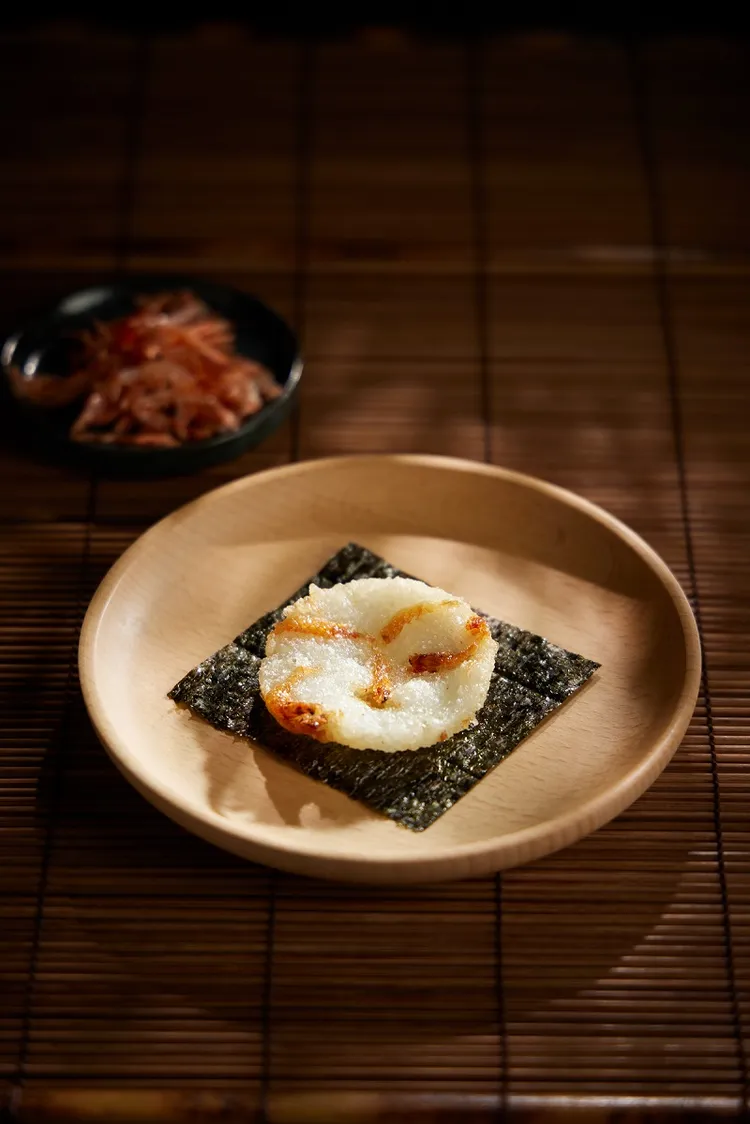 3月底前至「阪前和牛鐵板燒」消費套餐並於Google留下評論，出示畫面即款待「日式手燒櫻花蝦仙貝」1份。業者提供