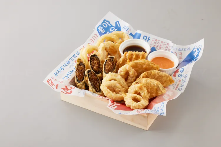 即日起到月底，平日來「初瓦」內用四人套餐，免費送「紫菜捲CP爆炸盤」。業者提供