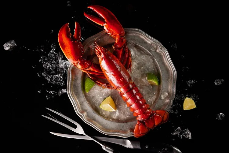 手機號碼尾碼符合0258「你愛我吧」任一碼，平日消費兩客套餐，夏慕尼送價值1200元的波士頓龍蝦1隻。業者提供