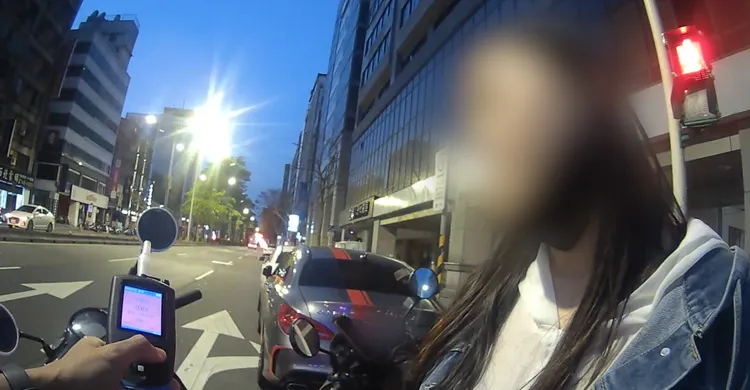 張女接受警方酒測。翻攝畫面