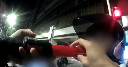 女騎士貪方便騎車上人行道　遇勸阻還狡辯！警拿出這根讓她酒駕現形