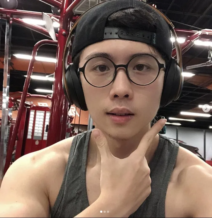 孫安佐今年23歲，和女友麻吉兔感情穩定。引自孫安佐IG