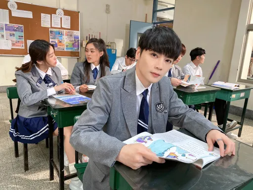 暖男歌手「精靈耳」慘被剪一塊肉 當場血流如注大家嚇傻