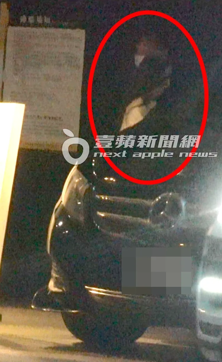 田馥甄快步搭車離開。特勤中心攝