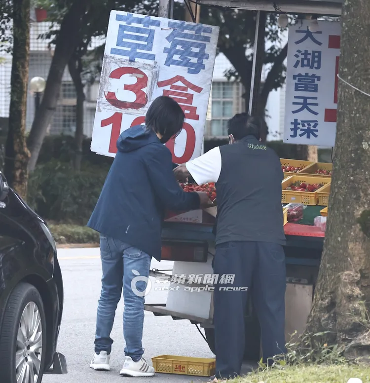 田馥甄的助理下車買了一盒草莓。特勤中心攝