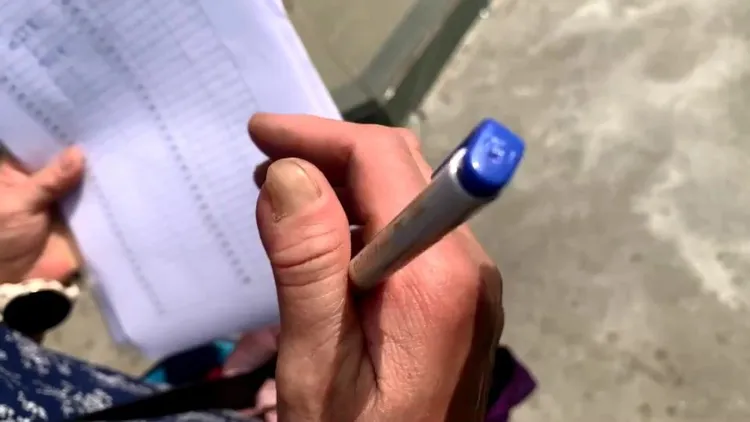 投開票所外有人手持名冊，詢問前往投票的民眾「你喜歡戰爭嗎」。民進黨提供