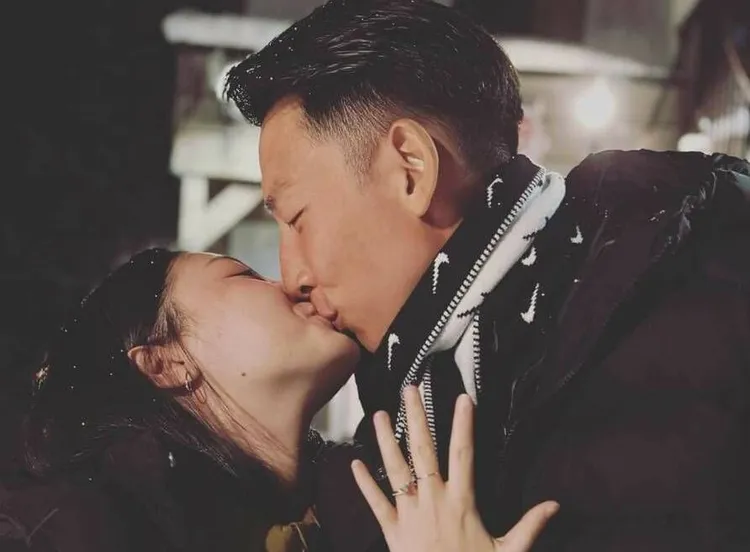 賴俊龍（右）去年底在北海道向老婆求婚成功，2人開心激吻。翻攝賴俊龍臉書