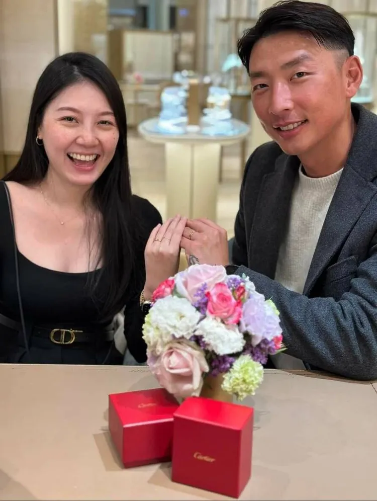 賴俊龍（右）和老婆日前公證結婚，甜蜜秀戒指。翻攝賴俊龍臉書