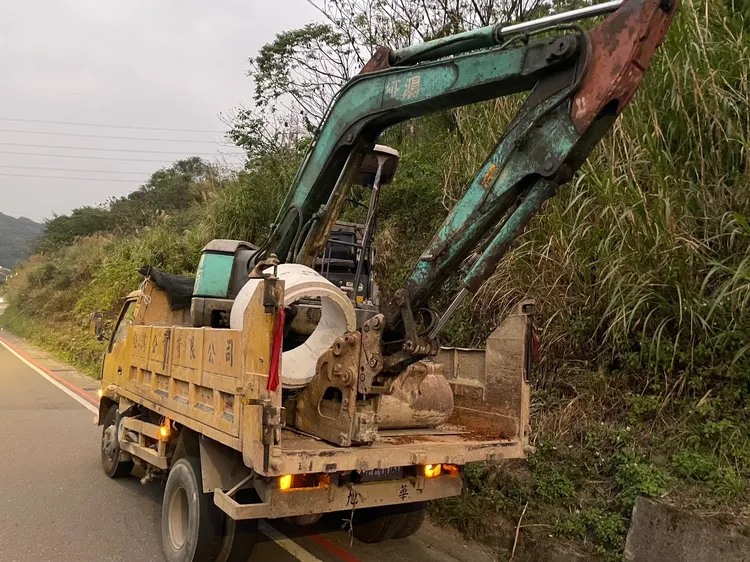 釀禍的大貨車。龜山警分局提供