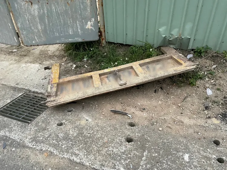 車斗彈落路邊。龜山警分局提供