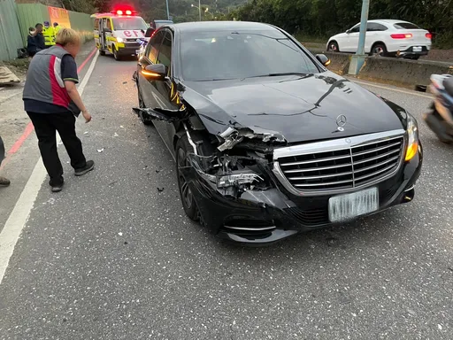 擊落片｜大貨車車斗掉落砸中賓士車　騎士閃不及撞上去了