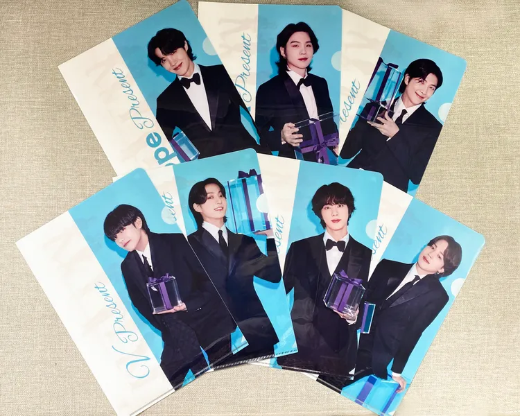 購買BTS寫真書隨機贈送成員資料夾1個。哈德客國際貿易有限公司提供