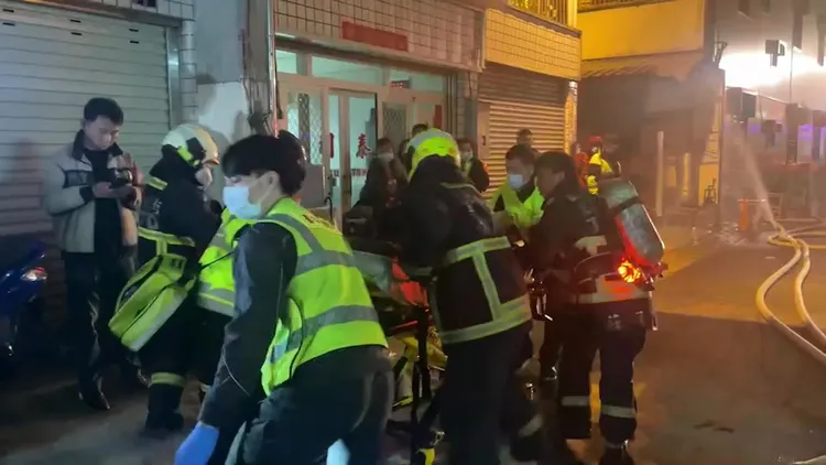 救護人員將傷者送醫，但屋內陳男5名家人均不幸死亡。資料照片