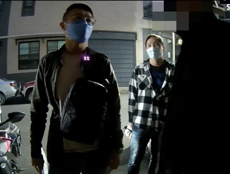 警方在網咖逮捕嫌犯。翻攝畫面