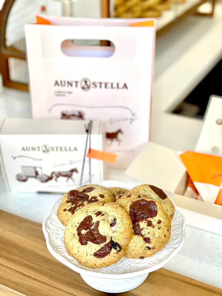 「酒漬櫻桃黑森林」軟餅乾，採用72%法芙娜巧克力與法國頂級依思尼奶油為主原料。曾仲葳攝