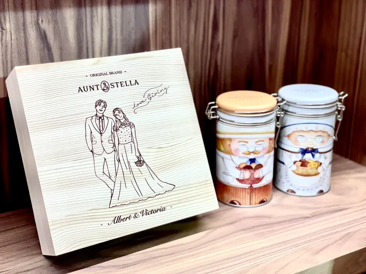 準新人只要上傳想要的照片，就能拓印在木盒上打造獨一無二、最具紀念性的喜餅禮盒，諮詢當日下訂滿3萬元再送「老公公老婆婆密封罐組」1組。曾仲葳攝