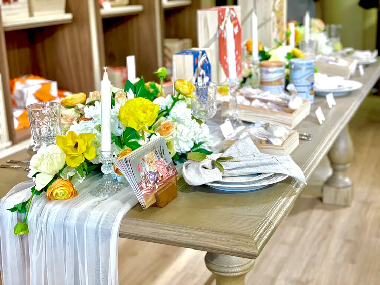 店內設置婚禮主題長桌陳列婚約禮盒，供準新人合影留念。曾仲葳攝