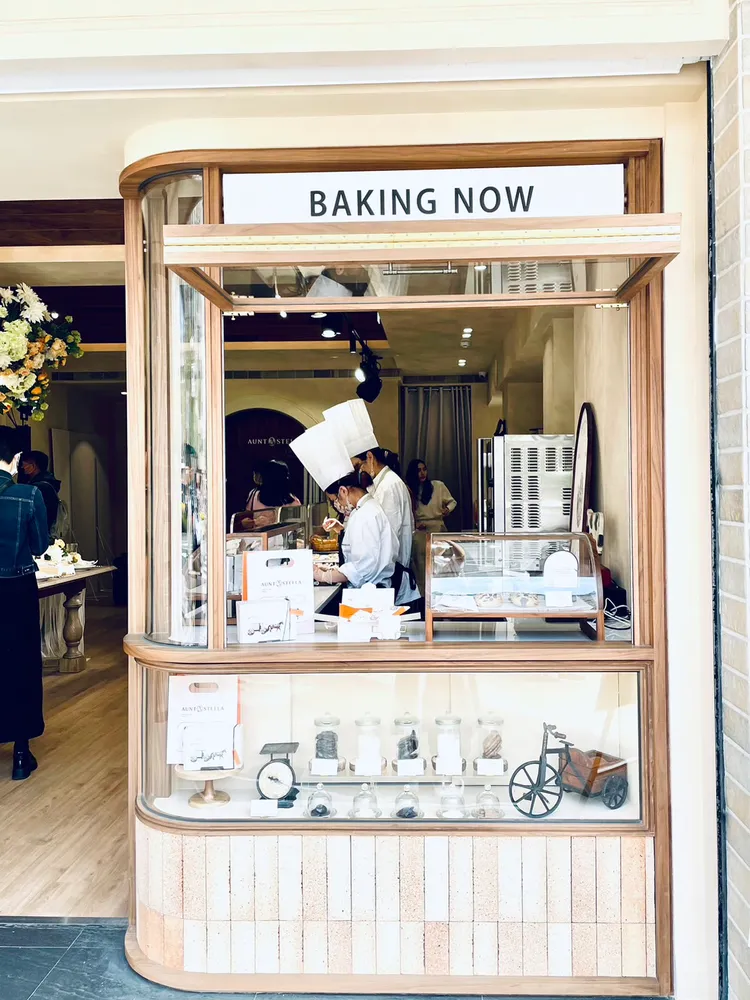 充滿美式風格的外帶窗口，每天販售現烤獨賣的「酒漬櫻桃黑森林」軟餅乾。曾仲葳攝