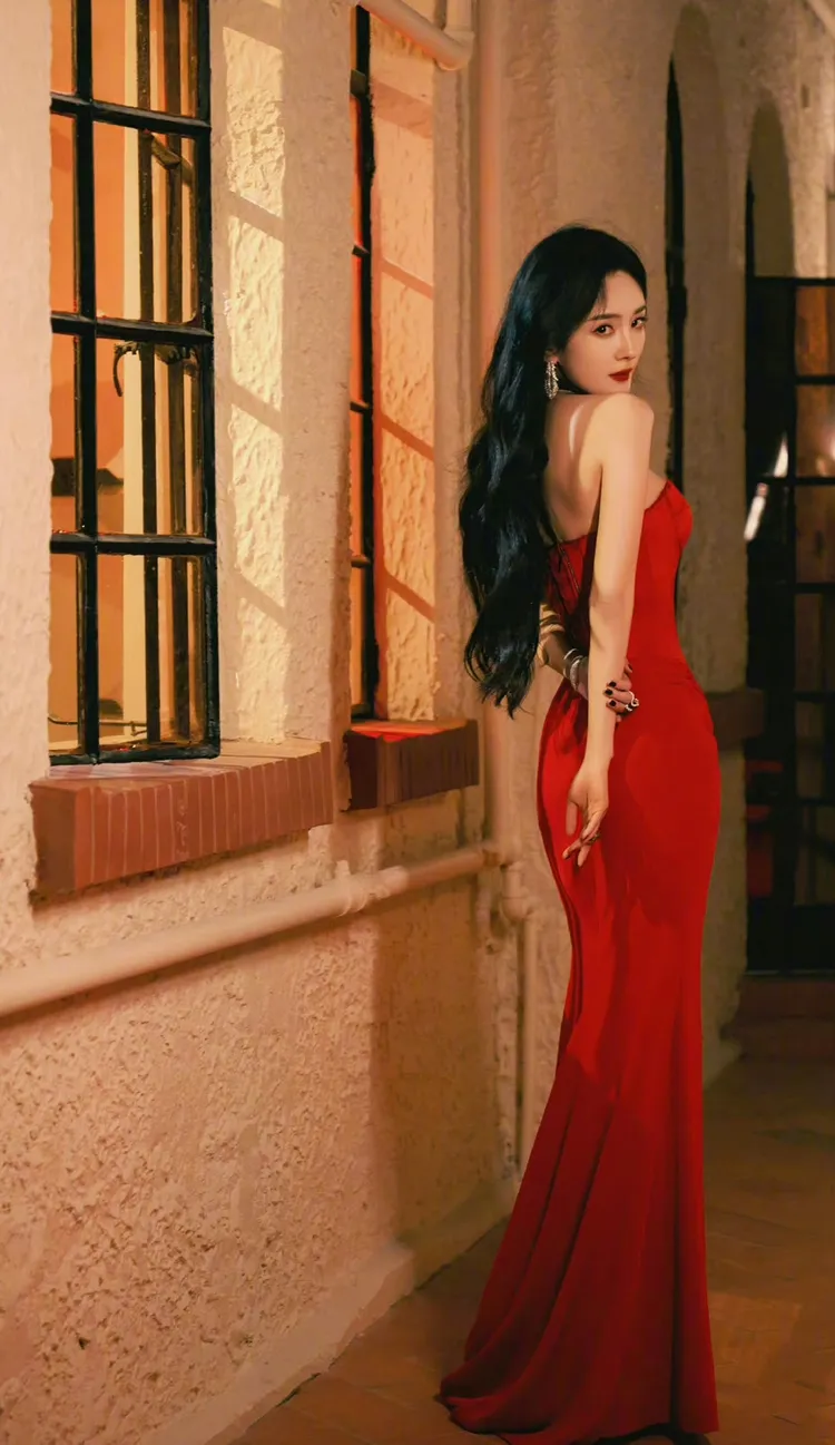 楊冪當晚火紅禮服。翻攝楊冪工作室微博