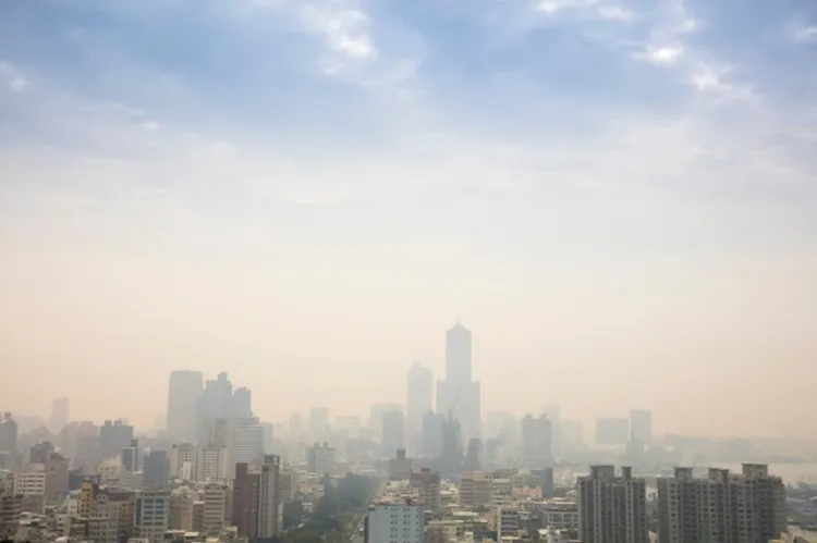 受到境外空污的影響，空氣品質不佳，不少人會出現眼睛、鼻子癢，流鼻涕等過敏不適反應。