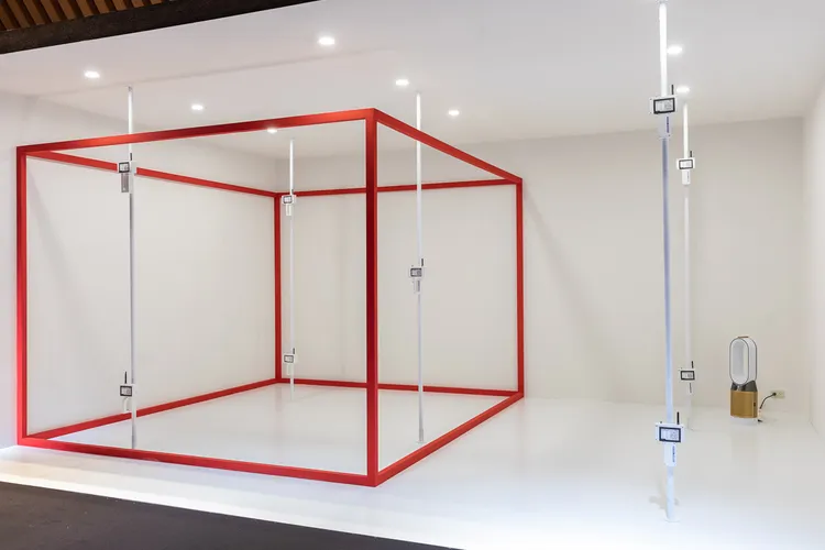 Dyson獨家研發「POLAR實驗法」在更貼近一般家庭空間的測試室（約8坪，27㎡）以9個感應器檢測多項功能（自動偵測、氣流循環、淨化效果），確保Dyson空氣清淨機可均勻淨化全室空氣。