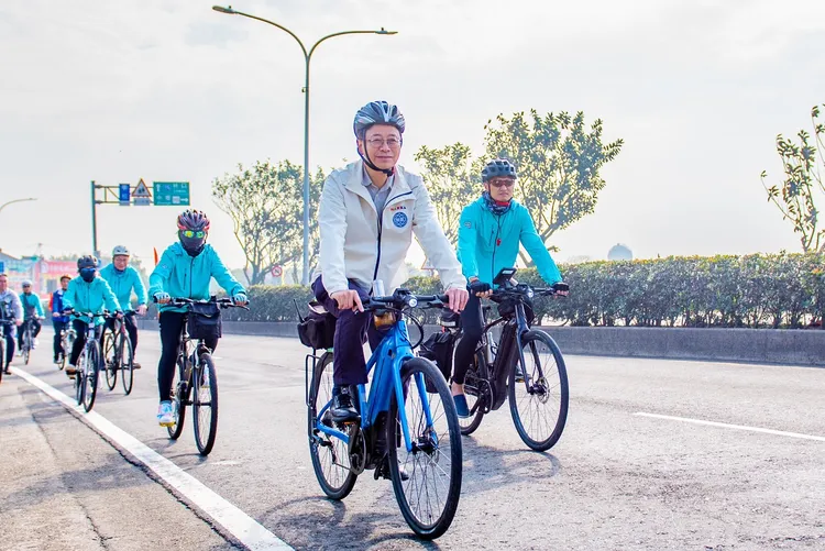 張善政騎單車送畢業生踏上環島之旅。桃園市府提供