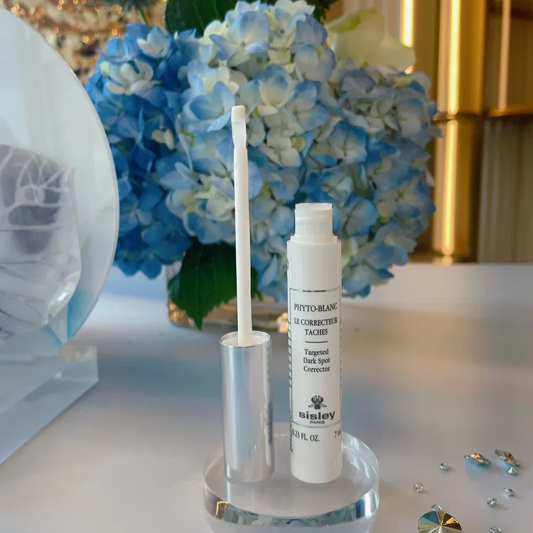 璀璨鑽白激光淨點精華筆擁有特製刷頭，可以沾取適合的用量。張家玲攝