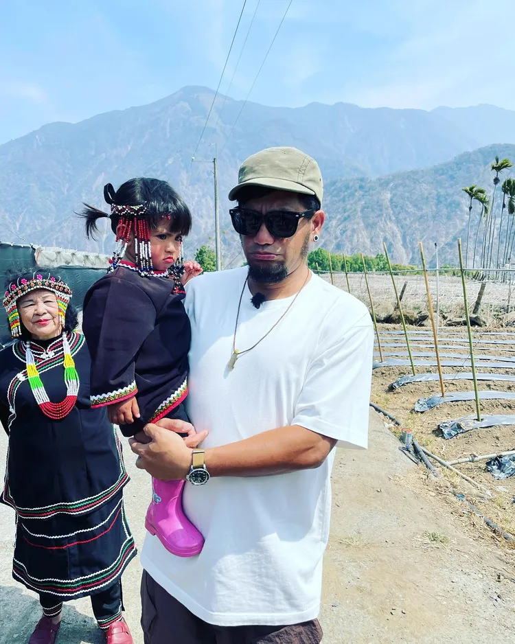 張震嶽日前和在部落萌娃合影。翻攝張震嶽臉書