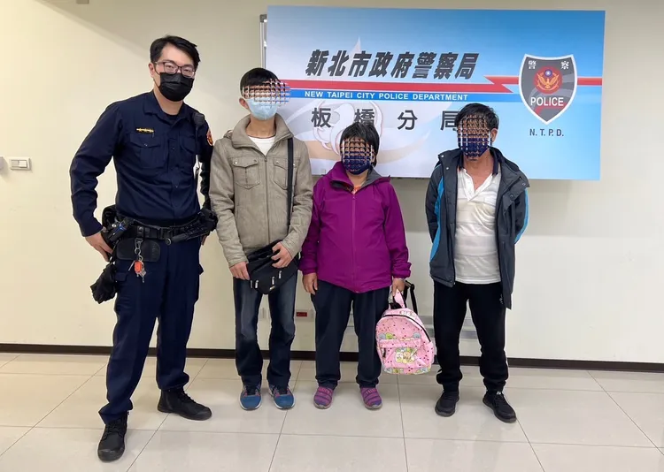 老夫婦一家人感謝警員熱心阻詐。板橋警分局提供