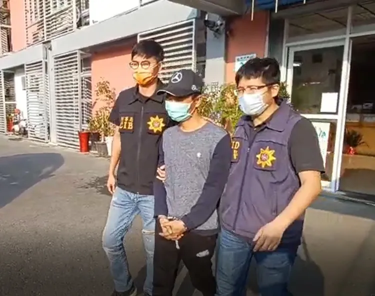 警方逮捕擁槍毒自重的黃姓男子。讀者提供