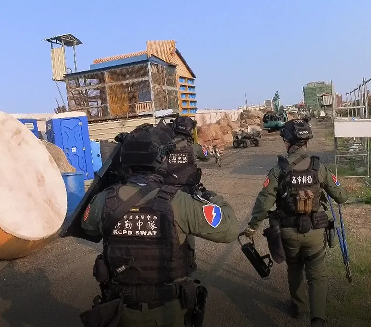 警方到屏東鴿舍攻堅。讀者提供