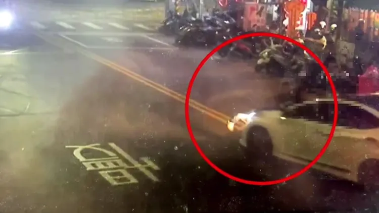 王男趴在引擎蓋上阻擋郭女離開。新莊警分局提供